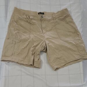 Lee Womens 18W Mid Rise Beige Cargo Shorts with Multiple Pockets
